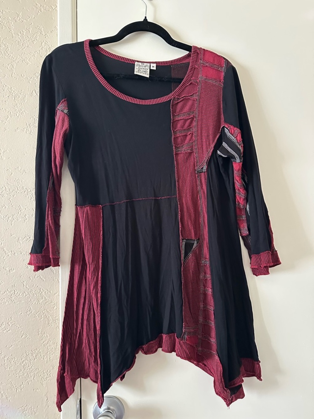 Parsley & Sage Tunic Top Size Medium Black and Burgundy Asymmetrical Hem